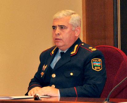 Daxili işlər nazirinin müavini köçkünlərə pul yardımı aparıb