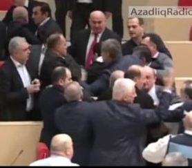 Parlamentdə əlbəyaxa dava - VİDEO
