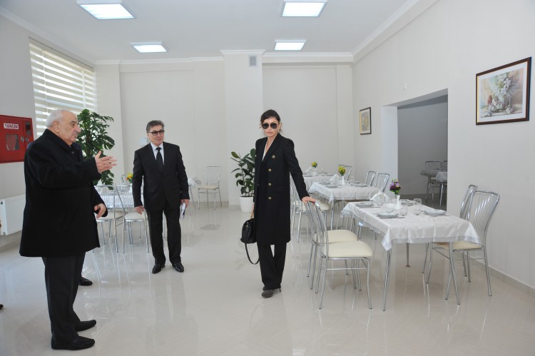 Mehriban Əliyeva kimsəsiz məzunlar üçün binanın açılışında iştirak edib - FOTOLAR