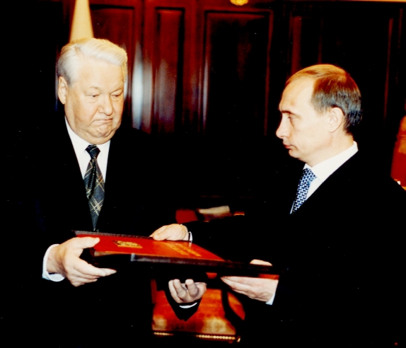 Yeltsin 15 il əvvəl, bu gecə hakimiyəti Putinə verib 