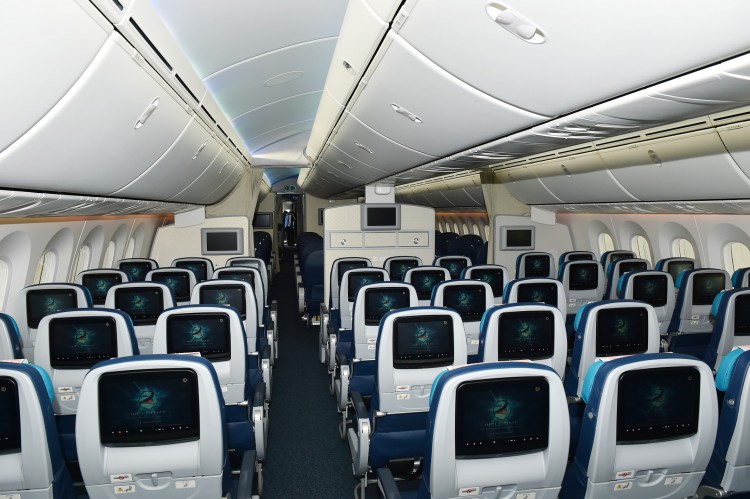İlham Əliyev Bakıya gətirilmiş “Boeing-787-8” təyyarəsinə baxıb - FOTOLAR