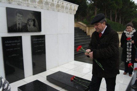 Həbsdən çıxan baş redaktor Heydər Əliyevin məzarını ziyarət edib – FOTOLAR 