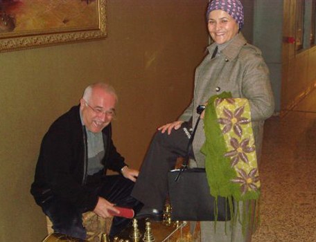 Parlamentin sədri arvadının ayaqqabılarını təmizlədi - FOTO