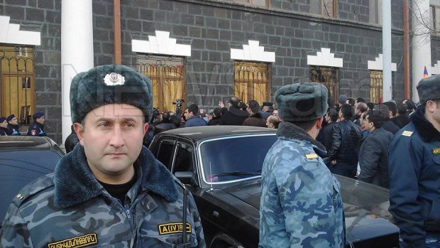 Ermənistanda rusiyalı hərbçilərə etiraz edənlər polislə toqquşdular - FOTOLAR 