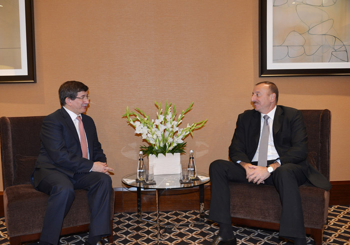 İlham Əliyev Əhməd Davudoğlu ilə görüşüb