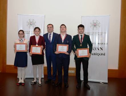 Nazir müavini şagirdlərə diplom və medallar təqdim etdi