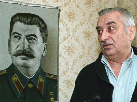 Stalinin nəvəsi Putini “ağılısız” adlandırdı