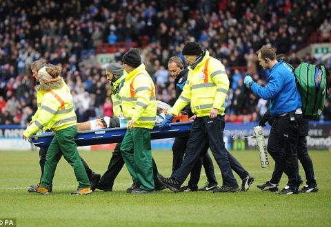 Futbolçunu xəstəxanaya meydançaya enən helikopter apardı