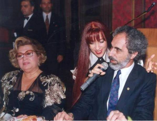 Bir şəklin tarixçəsi: Türk müğənninin hiyləsi, Turqut Özalın təkidi, Elçibəyin ifası...