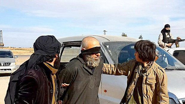 İŞİD-dən daha bir qan donduran edam: Balta ilə baş kəsdilər - FOTOLAR