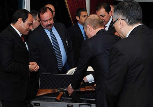 Putin Misir prezidentinə “Kalaşnikov” hədiyyə etdi - FOTO