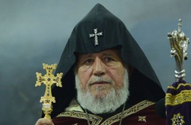 II Qaregin kortejlə gəzir
