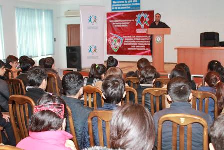 Gənclər ictimai nəqliyyatda davranış qaydalarına dair təşəbbüslə çıxış ediblər
