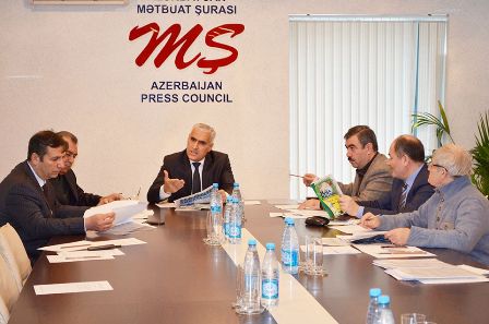 Mətbuat Şurası qəzet və saytlarla bağlı şikayətlərı baxdı