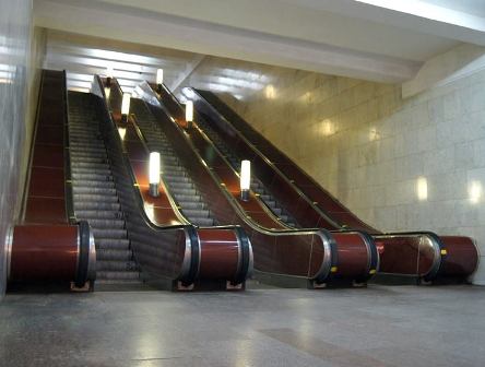 “İnşaatçılar” metrostansiyasındakı eskalator təmirə dayandı