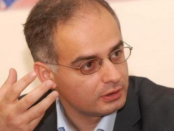 İqtidar deputatından müxalifətçiyə sual: “Hansı pullara belə qəşəng geyinmisiniz?”
