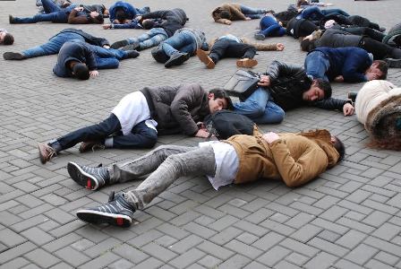 ATU tələbələri Xocalı faciəsinə aid flaşmob keçiriblər