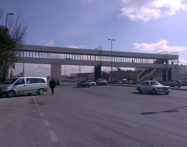 Bakıda tikintisi 90 faiz yekunlaşan bu piyada keçidi söküləcək - FOTO