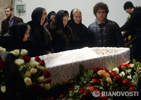 Nemtsovun anası oğlu ilə vida mərasimində - FOTOLAR