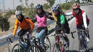 Qadınlar velosiped sürəcək 