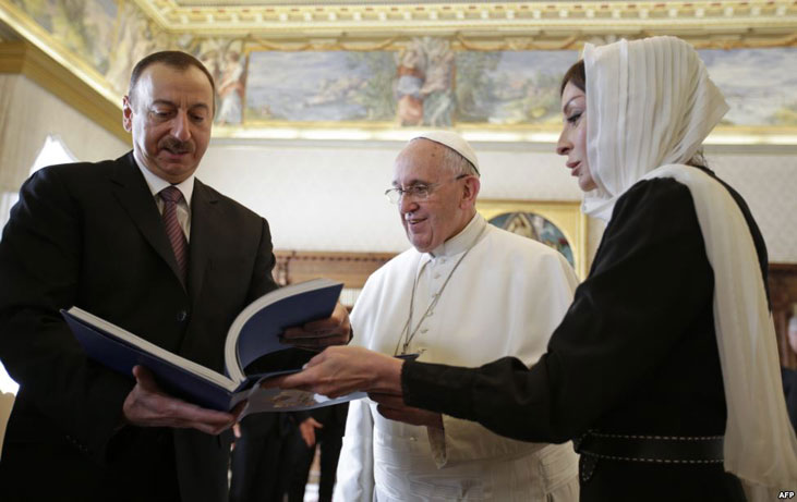 Prezident İlham Əliyev Roma Papası ilə görüşüb - FOTO