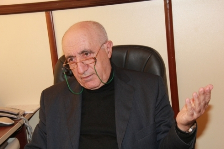 "İmtahan suallarının tələbələrə verilməməsi idarəetmə problemidir"