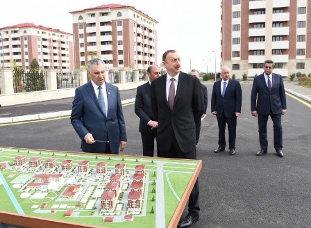 Prezident Bərdədəki məcburi köçkünlər kompleksində – FOTOLAR 