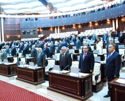 “Narahat olma, hansı qapıya papaq atsan, boş qayıtmayacaq” - Milli Məclisdə papaq SÖHBƏTİ