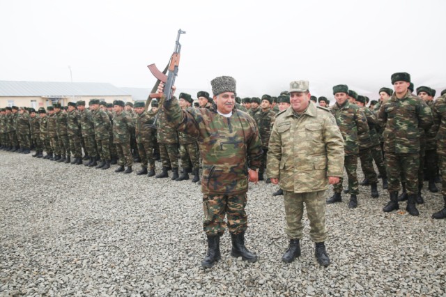 Əhəd Abıyev rinqə çıxdı, avtomat götürdü - FOTOLAR