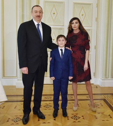 İlham Əliyev 11 yaşlı şagirdi Prezident Sarayına çay süfrəsinə dəvət edib - FOTOLAR