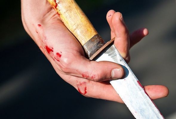 Həbsxanaya ziyarətə gələn arvadının boğazını kəsib öldürdü
