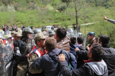 Türkiyədə prokurorun qatilinin cənazəsinin gətirildiyi ev daşlandı - FOTOLAR
