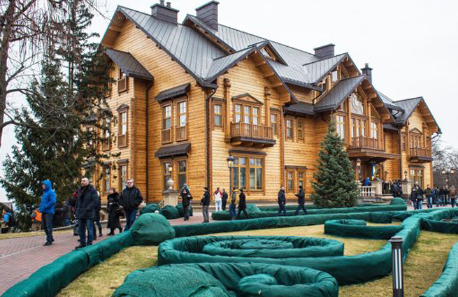 Yanukoviçin 2 rezidensiyası əlindən alındı 