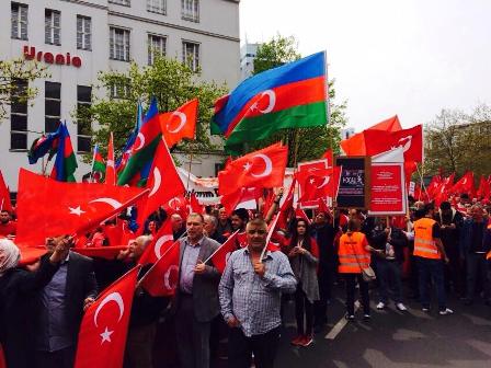 10 minə yaxın türk ermənilərə qarşı yürüş keçirdi – FOTO 