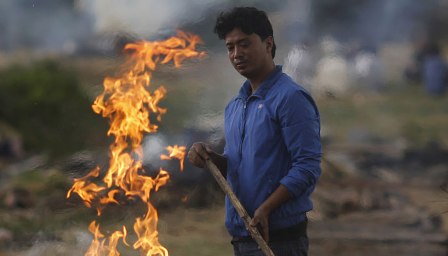Nepalda meyitləri yandırmağa başladılar - FOTOLAR