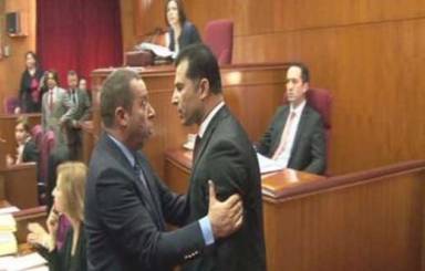 Deputat baş nazirə hücum etdi 