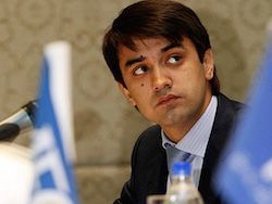 Özünü prezidentin oğlu kimi təqdim edib rüşvət aldı