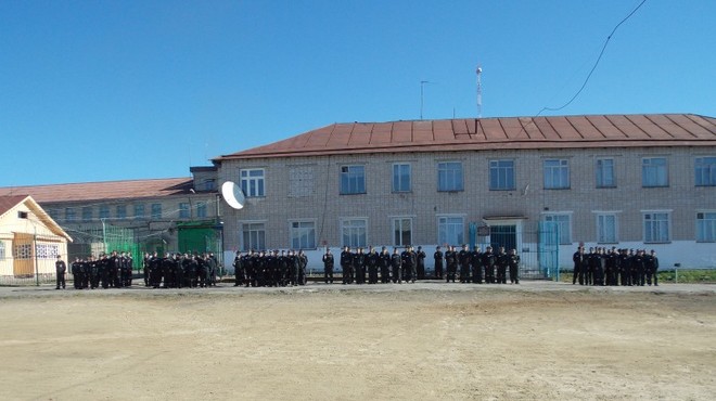 Həbsxanada qiyam, məhkumlar taxta barakları yandırırlar