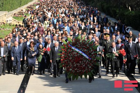 Şuşanın işğal günü ilə əlaqədar Şəhidlər Xiyabanı ziyarət olunub - FOTOLAR