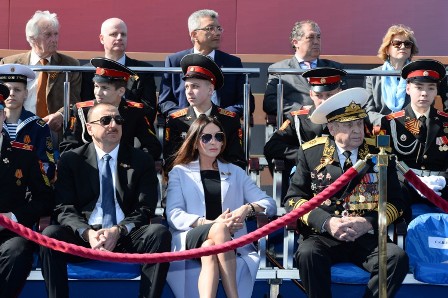 İlham Əliyev və xanımı Moskvadakı paradda - FOTOLAR