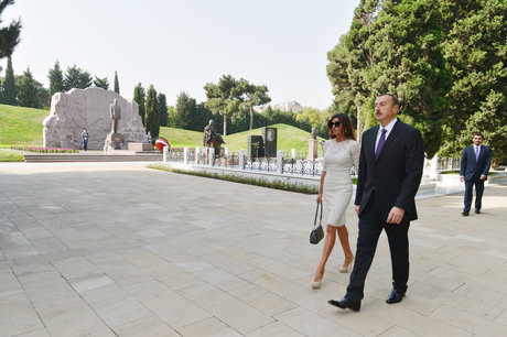 Prezident İlham Əliyev və ailə üzvləri Heydər Əliyevin məzarını ziyarət edib 