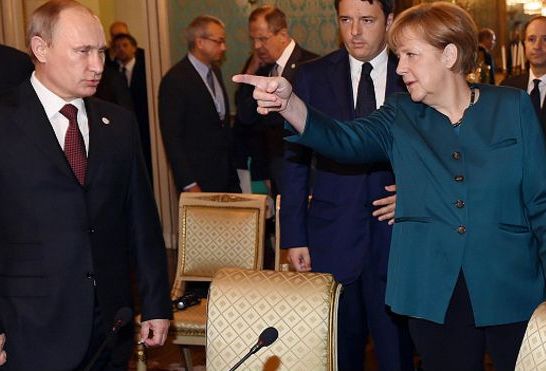 Merkel Putinlə görüşdü, Kremli tənqid etdi
