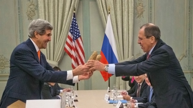 Lavrov Kerriyə  kartof, pomidor və köynək hədiyyə etdi