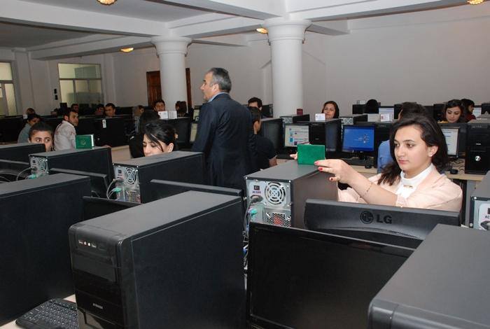 Əhliman Əmiraslanov imtahanların gedişi ilə maraqlanıb – FOTO