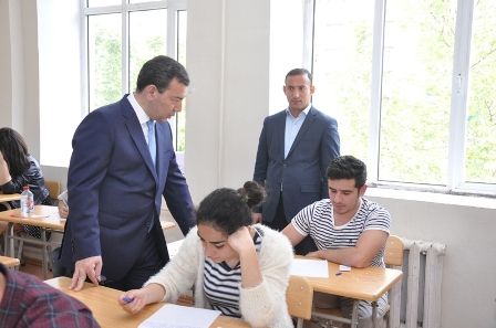 Rektor imtahanların gedişini izlədi