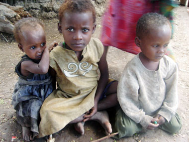 Sudan zəhərlənən 28 uşaq öldü 