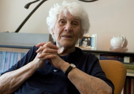 102 yaşlı qadın doktorluq dissertasiyası müdafiə edib