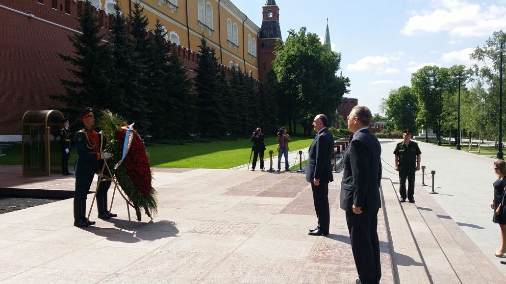 Elmar Məmmədyarov naməlum əsgər abidəsini ziyarət etdi 