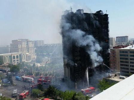 Yanan binanın sakinləri iş görən şirkətləri və icra hakimiyyətlərini məhkəməyə verir 