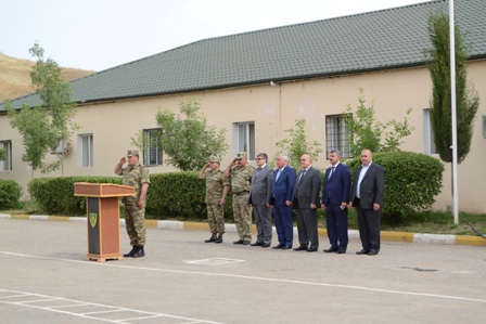 İcra başçısı əsgər və zabitlərlə görüşüb